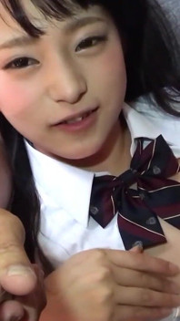 Une jeune étudiante japonaise se fait baiser par un inconnu en échange d’argent