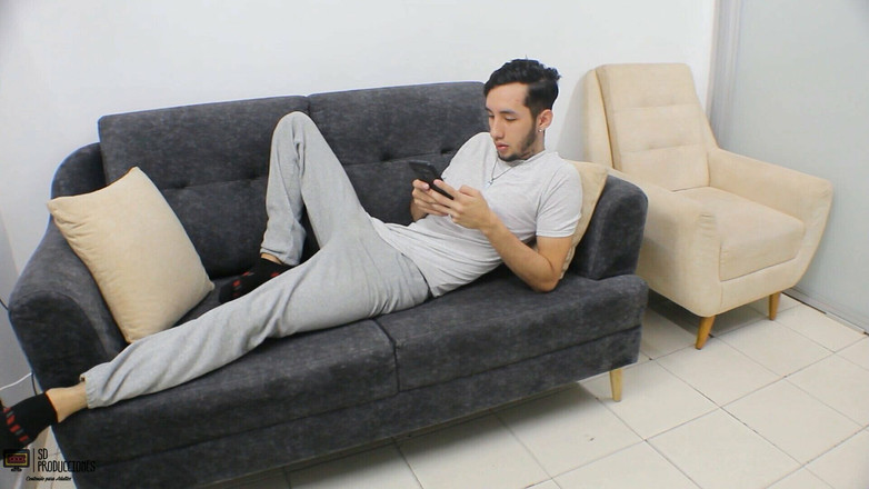 Vayolet: Маленькая принцесса остается дома, и я в конечном итоге трахаю ее киску - Испанское порно