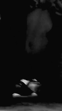 Orgasmo intenso sul pavimento. Amatrice magra bruna