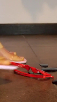 Miażdżące okulary przeciwsłoneczne z sandałami Asmr