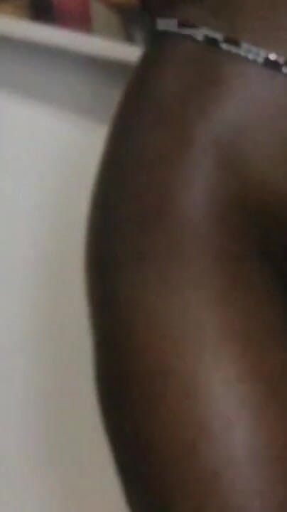 Browngurl234: Sexy drobná ebenová holka POV škádlí kameru hladkými twerkovými pohyby