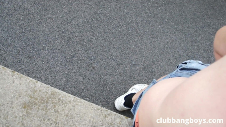 Club Bang Boys: Un tipo paffuto viene sfidato per fare sesso a braccetto