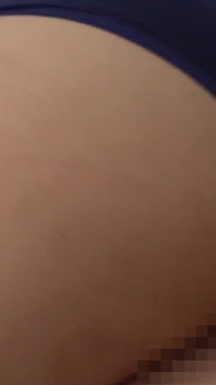 Nechte Eimi nosit spokos,, holý rozkrok & polykání semene s pevným vibrátorem
