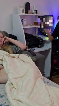 Napalona blondynka BBW żona nie może się doczekać, aż jej mąż przestanie grać i robi się cum