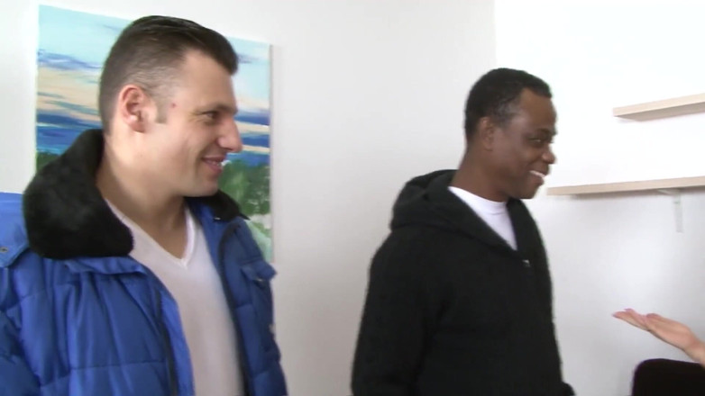 Radical Interracial: Dupla penetração em uma garota branca