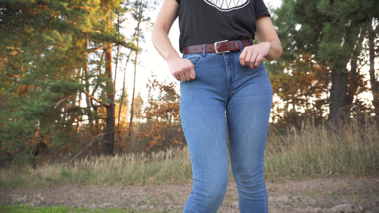 Teasecombo 4K: 義理の妹が屋外でブルージーンズでキャメルトゥのマンコをからかう