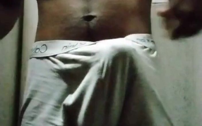 Deshi boys: Бангладешский сексуальный паренек наслаждается собой в туалете
