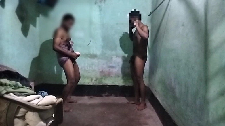 Desi Tits: Üvey baba seks bebeği üvey oğluna veriyor ve yarağı sıvazlıyor gerçek...