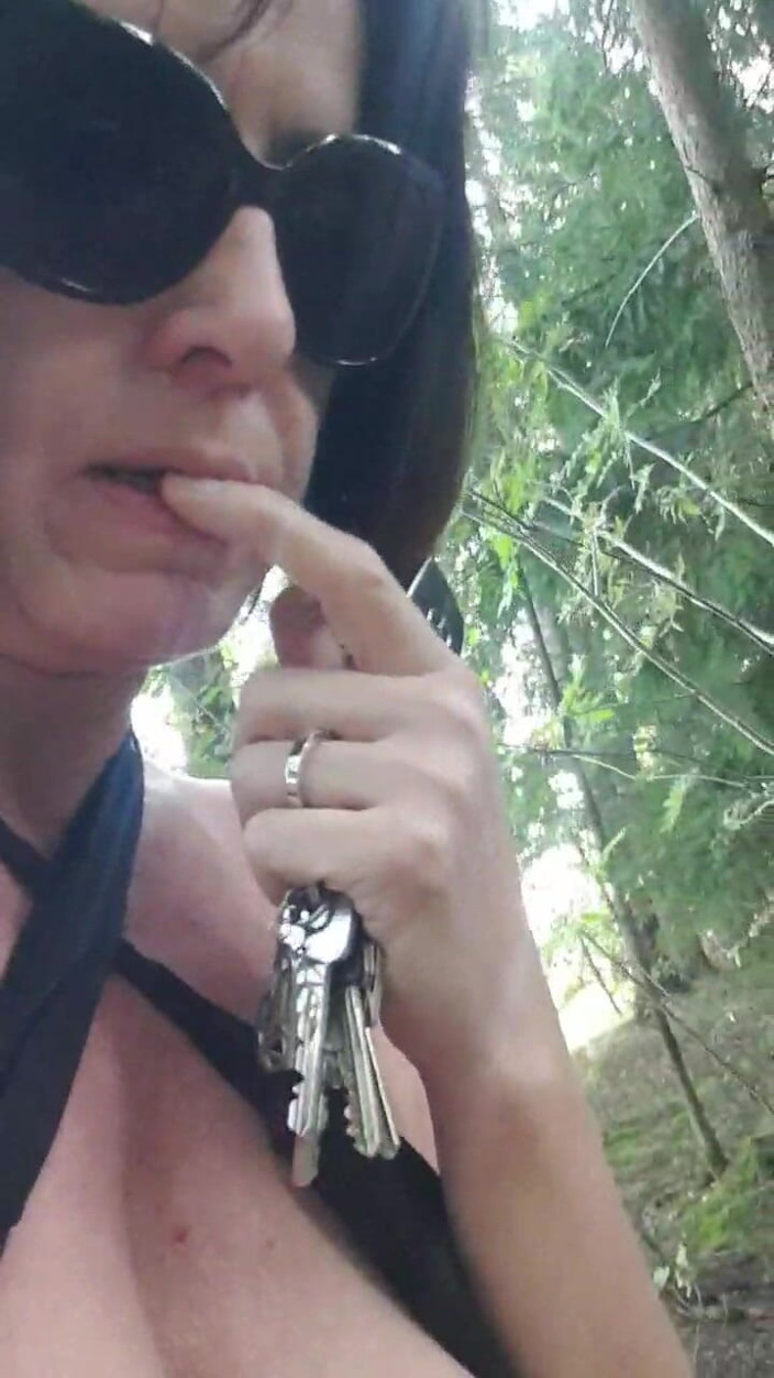 JulieEroticDress: Aku lagi bugil di pinggir jalan!