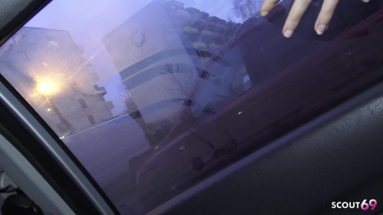 Scout69: Awek blonde Jerman Lisa mengambil dan bercakap dengan kongkek berisiko...