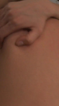 Une blonde mature sexy avec une grosse bite entre les mains