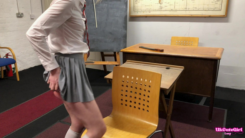 UKCuteGirl Lucy Lauren: Studentka Lucy Lauren Ohnutá přes stůl pro tvrdý výprask