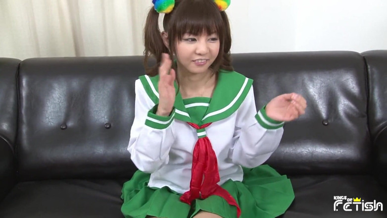 Pure Japanese adult video ( JAV): Японська тінка голить свою пизду групою збуджених чоловіків на дивані