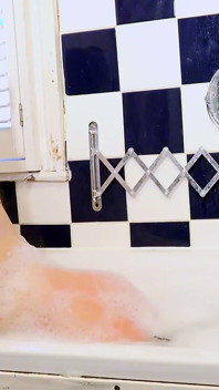 Rosa Brighid en el baño detrás de la video