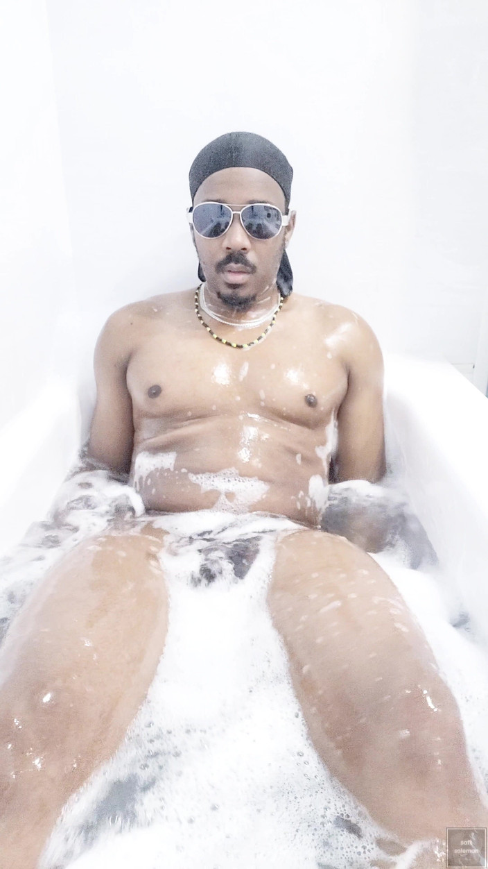 Soft Soleman: Myju si tělo ve vaně 6 – bez oblečení