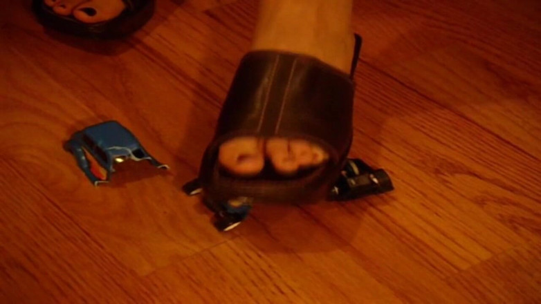 Sexy Amateurz: Car crushing foot fetish action