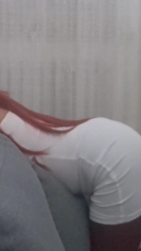 Eine MILF in sexy Kleidung nimmt einen Schwanz in den Mund und lässt Sperma auf ihrer Zunge spritzen.