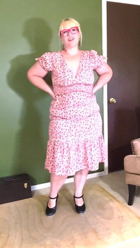 Gordinha striptease dançando e balançando seu corpo gordo mostrando suas curvas e falando sujo