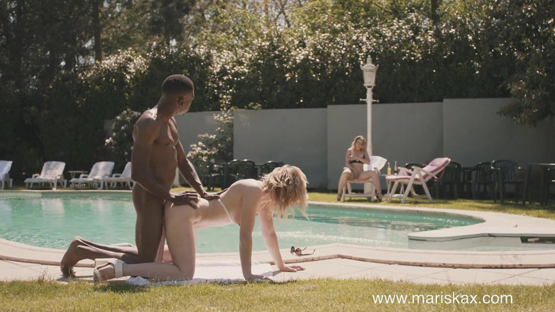 Mariska x: Fucking with a BBC at the swimming pool
