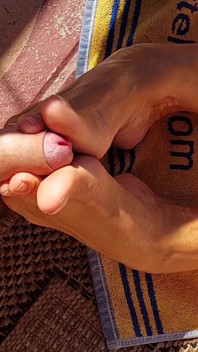 La pose nue et le footjob de Selena