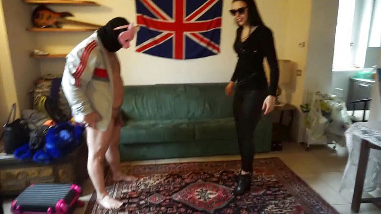 Lady Mesmeratrix Official: Lo schiavo mascherato viene punito da tre ragazze dominazione femminile