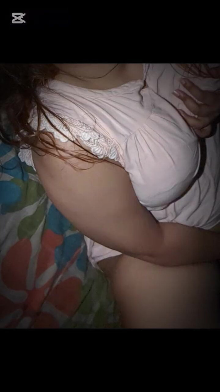 Creamy pussy: セクシーなぽっちゃり妻は夫と一緒にいる自分を想像し、隣人が突然部屋にやって来て激しくファックすることに気づいていません