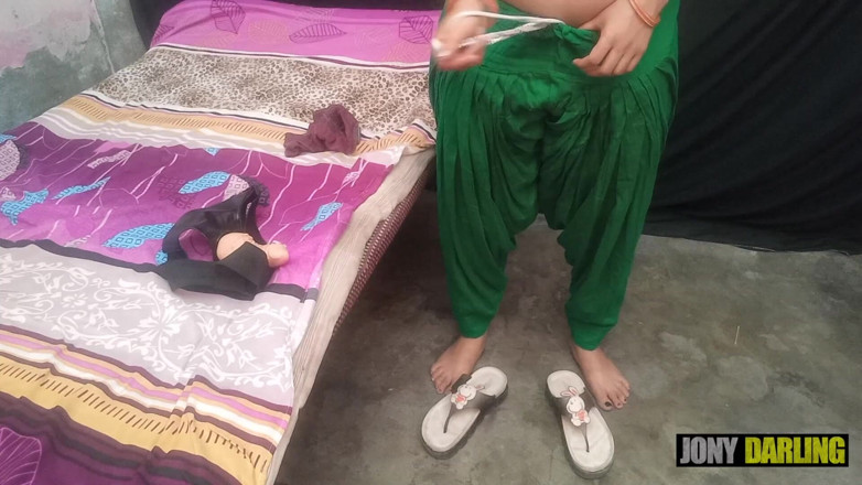 Jony Darling: Marito indiano bisessuale scopato da sua moglie con dildo