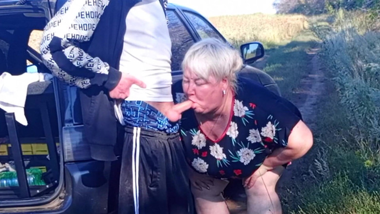 Zona901: Styvmamma håller min kuk medan jag kissa och sedan suger...