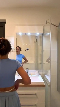 Piccola ragazza mora calda bellezza in minigonna la più corta si toglie le mutandine per far esibire la sua figa stretta e il culo nudo
