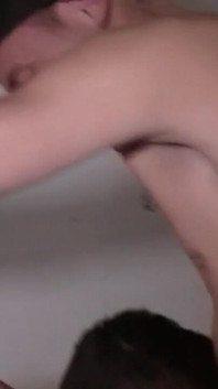 Zvědavý Ryan Twink vystříkal do kundičky svého hetero kamaráda