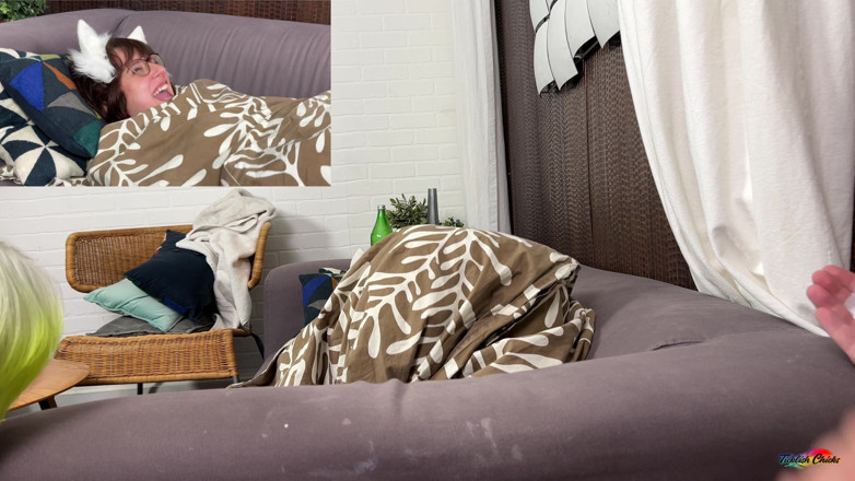 Ticklish Chicks: Purrito wickelt böse kitty muffy um