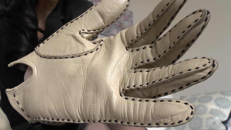 Lady Victoria Valente: Gants en cuir beige avec une odeur de cuir fort...