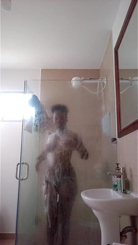 Het gezegde is Laat de zeep niet vallen, maar zwarte godin onder de douche neukpartij liet het dildo-speeltje vallen - meestervlees 1