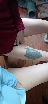 Mój kolega z klasy i ja masturbujemy się ryzykownie pod stołem w klasie