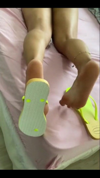 Footjob s žabkami, velké stříkání na chodidla a lízání mrdky