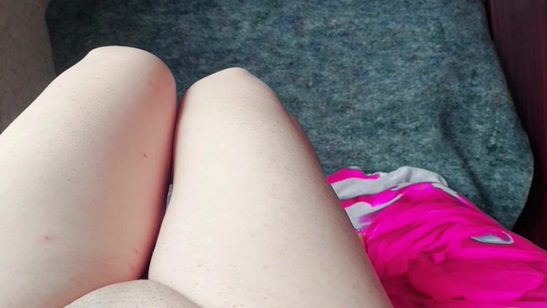 Kitty_Cross: Hravá shemale ukazuje kotníkový náramek v krátkých šatech