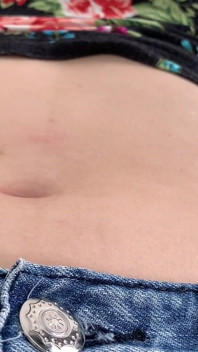 Kayo Iwasawa's Pretty Pink Belly Button Odsłonięty wybrzuszenie, Distended i Twitching Pod uchwytem cebulki ssącej