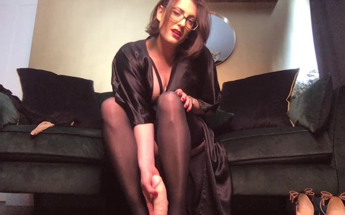 Countess diamond: 穿着丝袜的足交