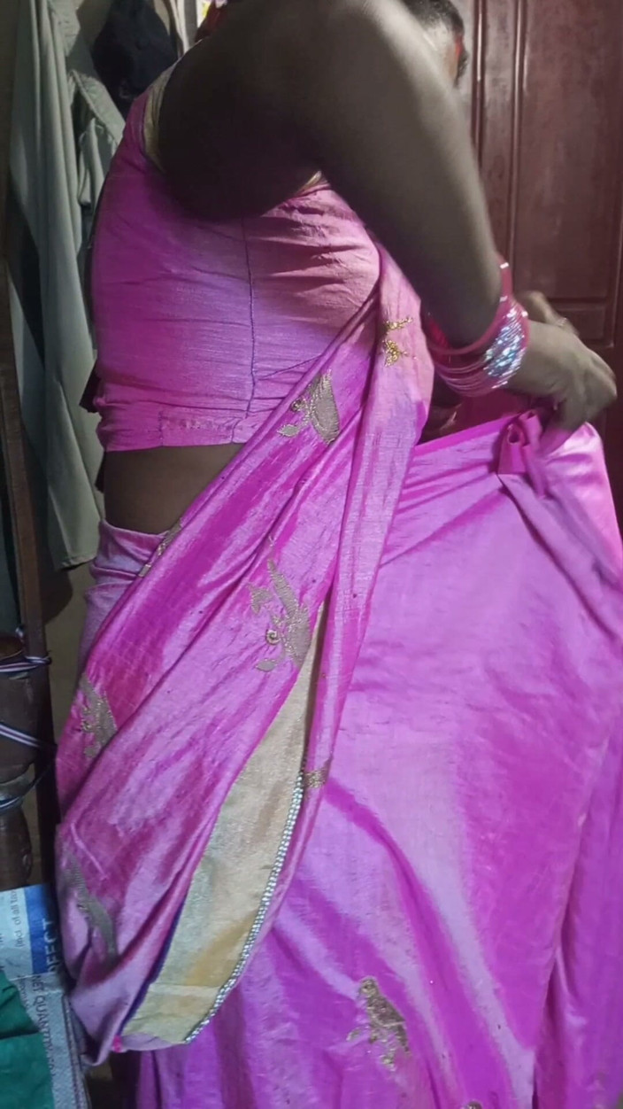 YangZi 69: Aunty looks beautiful in pink saree, I fucked her.