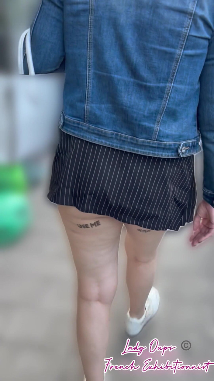 Lady Oups: Výstava v centru města v mikro sukni s análním kolíkem...