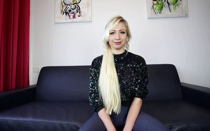 Eronordic: Blondie uit park neukt in hotelkamer