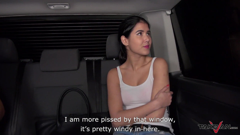 Take Van: 失われたブルネットは、彼女のタイトな猫をファックするバンでヘルパーを見つけました