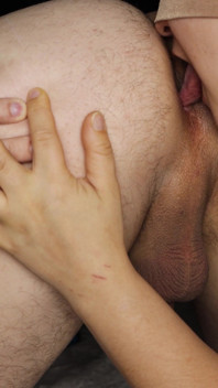 Ti lecca il buco del culo, ti piace?