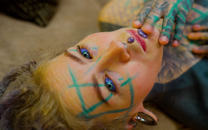 Z-Filmz: Seksi alt dreadhead kız götüyle büyük bir yarağa biniyor