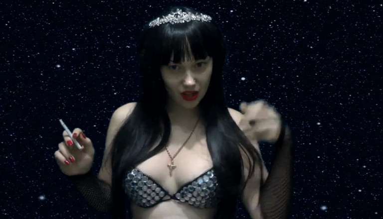 Goddess Misha Goldy: Istruzioni per masturbazione con conto alla rovescia sotto il cielo...