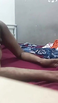Indian Desi gorące dziewczyny uprawiają seks, podczas gdy w tym samym łóżku pełna hard stroke zabawy z pełną nocą