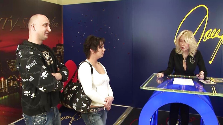 German amateur couples: Збуджена німецька леді отримує два жорстких члена, щоб вона жорстко смоктала