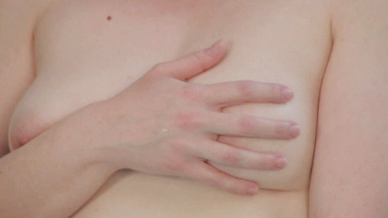 SEXUAL SIN: Jacuzzy'deki kız seks oyuncağını kullanarak kendisine mastürbasyon yapıyor (kendini seven sahne 02)