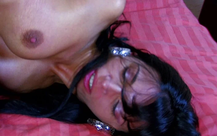 Fresh Wet Pussy: Bettina Kox, 18 ans, salope aux cheveux bruns, aime quand elle...