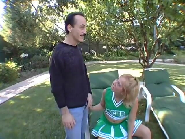 Tight little babes: Mycket söta cheerleaders med liten fitta knullas av en tjock...